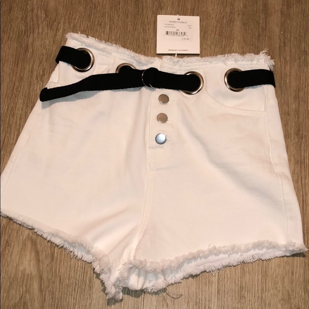 Honey Punch white shorts w/ black belt